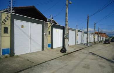 Imagem: A casa possui 2 Dormitórios, 2 Banheiros, 2 Vagas na garagem