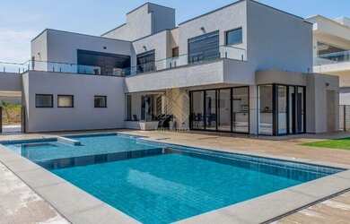 Imagem: A casa em condomínio possui 4 Dormitórios, 5 Banheiros, 5