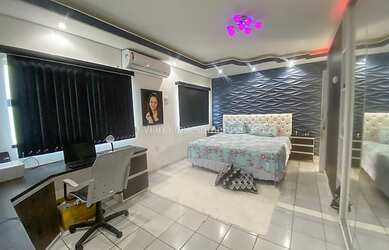 Imagem: A casa possui 3 Dormitórios, 2 Banheiros, 2 Vagas na garagem