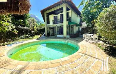 Imagem: A casa em condomínio possui 4 Dormitórios, 5 Banheiros, 2