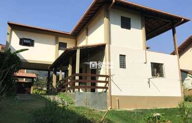 Imagem: A casa possui 3 Dormitórios, 4 Banheiros, 2 Vagas na garagem