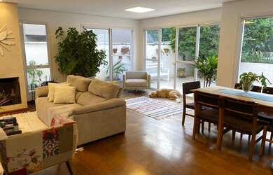 Imagem: A casa possui 4 Dormitórios, 5 Banheiros, 5 Vagas na garagem