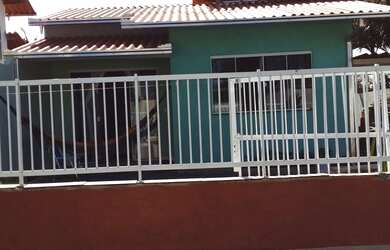 Imagem: A casa possui 2 Dormitórios, 1 Banheiro, 2 Vagas na garagem