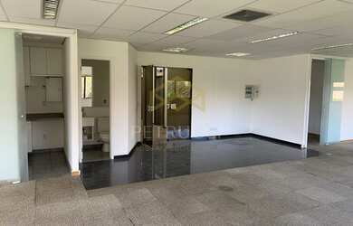 Imagem: O depósito possui 3 Vagas na garagem, 140m² de Área e está