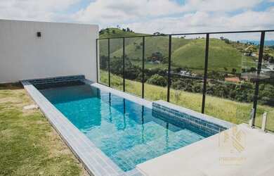 Imagem: A casa possui 3 Dormitórios, 2 Banheiros, 2 Vagas na garagem