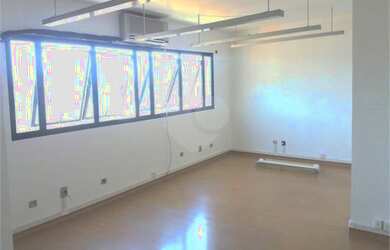 Imagem: O depósito possui 3 Vagas na garagem, 141m² de Área e está