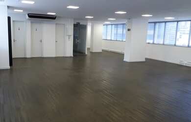 Imagem: O depósito possui 5 Vagas na garagem e 175m² de Área e está