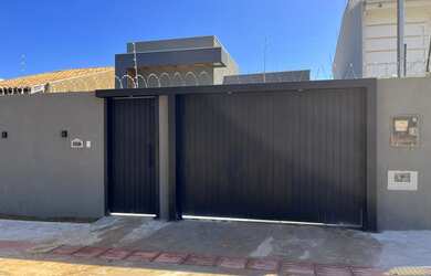 Imagem: A casa possui 3 Dormitórios, 2 Banheiros, 100m² de Área e