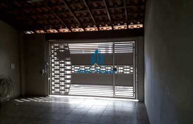 Imagem: A casa possui 2 Dormitórios, 1 Banheiro, 2 Vagas na garagem