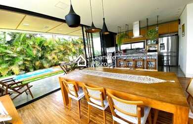 Imagem: A casa possui 3 Dormitórios, 5 Banheiros, 4 Vagas na garagem