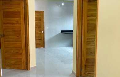 Imagem: A casa possui 3 Dormitórios, 2 Banheiros, 2 Vagas na garagem