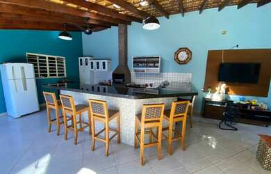 Imagem: A casa possui 3 Dormitórios, 2 Banheiros e 200m² de Área