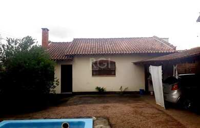 Imagem: A casa possui 3 Dormitórios, 2 Banheiros, 2 Vagas na garagem