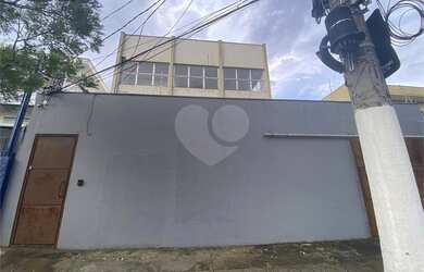 Imagem: O depósito possui 4 Vagas na garagem, 702m² de Área e está