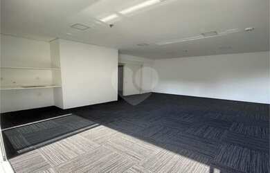 Imagem: O depósito possui 1 Vaga na garagem, 40m² de Área e está