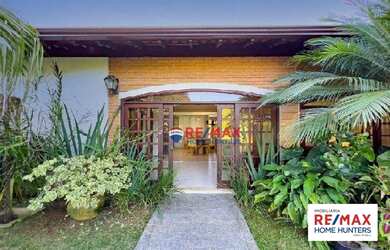 Imagem: A casa possui 4 Dormitórios, 5 Banheiros, 5 Vagas na garagem