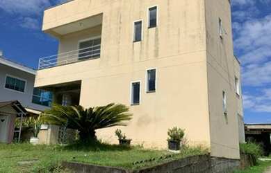 Imagem: A casa possui 4 Dormitórios, 3 Banheiros, 2 Vagas na garagem