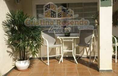 Imagem: A casa possui 4 Dormitórios, 2 Banheiros, 2 Vagas na garagem