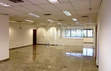 Imagem: O depósito possui 3 Vagas na garagem, 240m² de Área e está