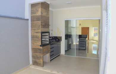 Imagem: A casa possui 3 Dormitórios, 2 Banheiros, 2 Vagas na garagem