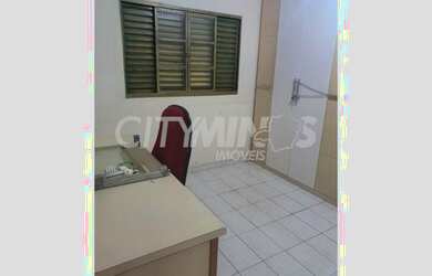 Imagem: A casa possui 3 Dormitórios, 3 Banheiros, 3 Vagas na garagem