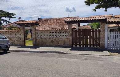 Imagem: A casa possui 3 Dormitórios, 3 Banheiros, 1 Vaga na garagem