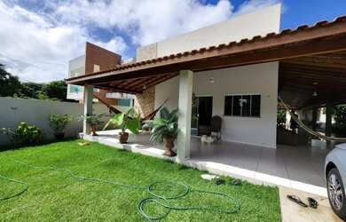 Imagem: A casa em condomínio possui 5 Dormitórios, 5 Banheiros, 350m²