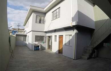 Imagem: A casa possui 4 Dormitórios, 4 Banheiros, 4 Vagas na garagem