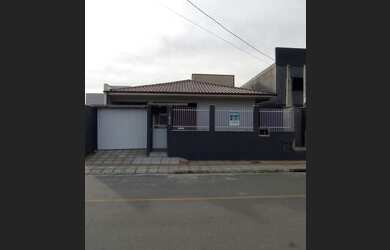 Imagem: A casa possui 3 Dormitórios, 1 Banheiro, 3 Vagas na garagem