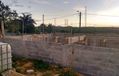 Imagem: A casa possui 3 Dormitórios, 3 Banheiros, 5 Vagas na garagem