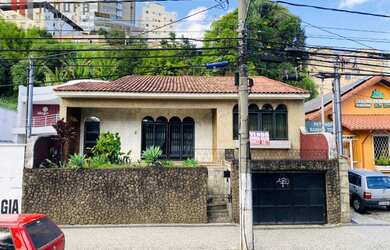 Imagem: A casa possui 4 Dormitórios, 2 Banheiros, 1 Vaga na garagem