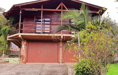 Imagem: A casa possui 3 Dormitórios, 3 Banheiros, 4 Vagas na garagem