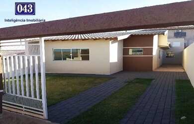 Imagem: A casa possui 3 Dormitórios, 2 Banheiros, 2 Vagas na garagem