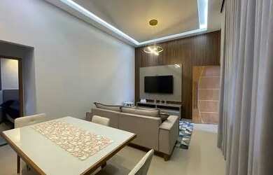 Imagem: A casa possui 3 Dormitórios, 3 Banheiros, 2 Vagas na garagem