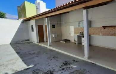 Imagem: A casa possui 2 Dormitórios, 1 Banheiro, 1 Vaga na garagem