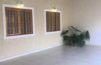 Imagem: A casa possui 3 Dormitórios, 2 Banheiros, 2 Vagas na garagem