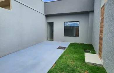 Imagem: A casa possui 2 Dormitórios, 2 Banheiros, 2 Vagas na garagem