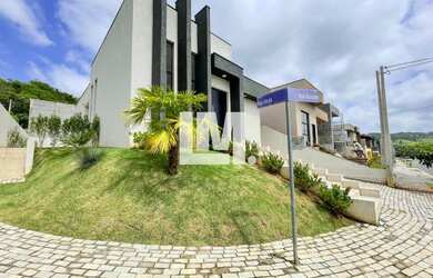 Imagem: A casa em condomínio possui 3 Dormitórios, 4 Banheiros, 2