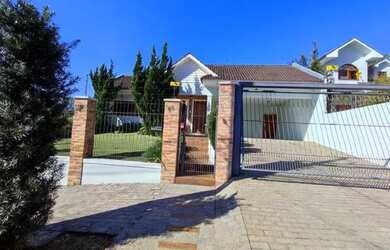 Imagem: A casa possui 3 Dormitórios, 4 Banheiros, 2 Vagas na garagem