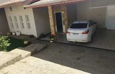 Imagem: A casa possui 3 Dormitórios, 3 Banheiros, 4 Vagas na garagem