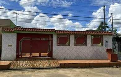 Imagem: A casa possui 2 Dormitórios, 2 Banheiros, 2 Vagas na garagem