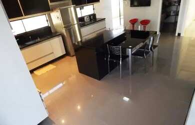 Imagem: A casa possui 3 Dormitórios, 3 Banheiros, 3 Vagas na garagem