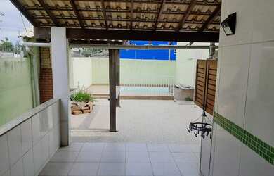 Imagem: A casa possui 3 Dormitórios, 3 Banheiros, 2 Vagas na garagem