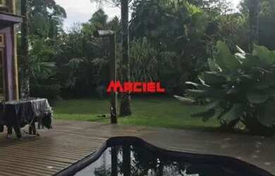 Imagem: A casa possui 5 Dormitórios, 4 Banheiros, 4 Vagas na garagem