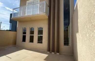 Imagem: A casa possui 3 Dormitórios, 2 Banheiros, 2 Vagas na garagem