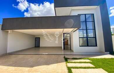 Imagem: A casa possui 5 Dormitórios, 4 Banheiros, 2 Vagas na garagem