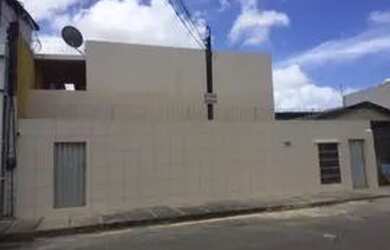 Imagem: A casa possui 2 Dormitórios e está localizado em Granja Portugal