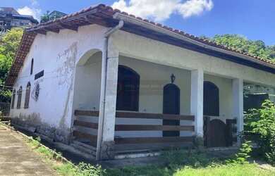 Imagem: A casa possui 5 Dormitórios, 3 Banheiros, 3 Vagas na garagem