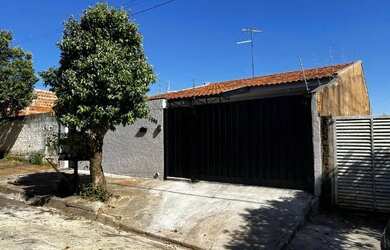 Imagem: A casa possui 3 Dormitórios, 2 Banheiros, 2 Vagas na garagem