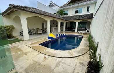 Imagem: A casa em condomínio possui 4 Dormitórios, 5 Banheiros, 480m²